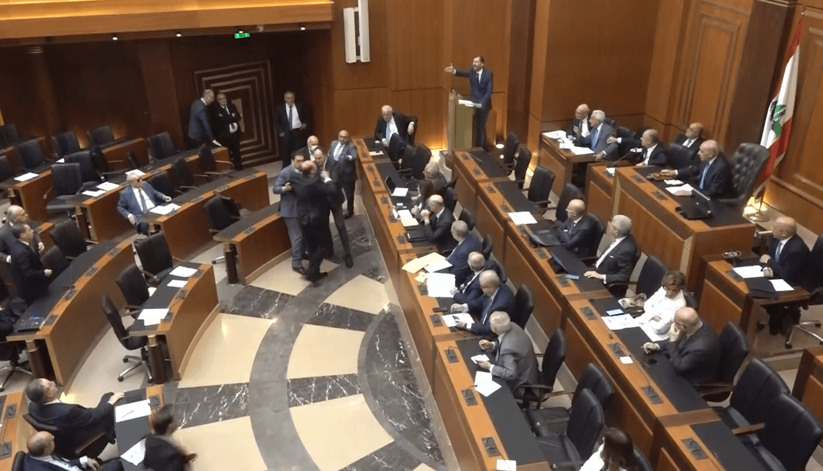 تلاسن وتدافع داخل مبنى البرلمان اللبناني مع بدء استئناف مساءلة الحكومة