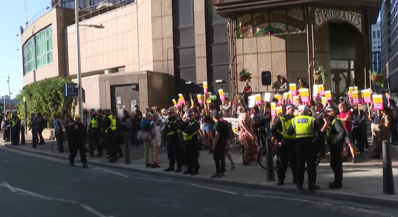 الحكومة البريطانية تبحث عن حلول لإيواء المهاجرين بعيدا عن الفنادق