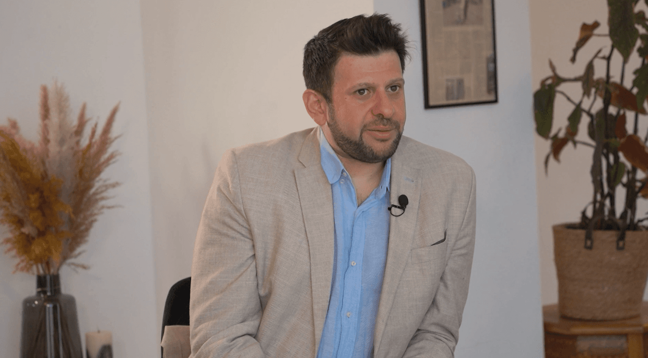 غربة | من بغداد إلى برلين.. علي الحكيم يحوّل الغربة إلى اختراع