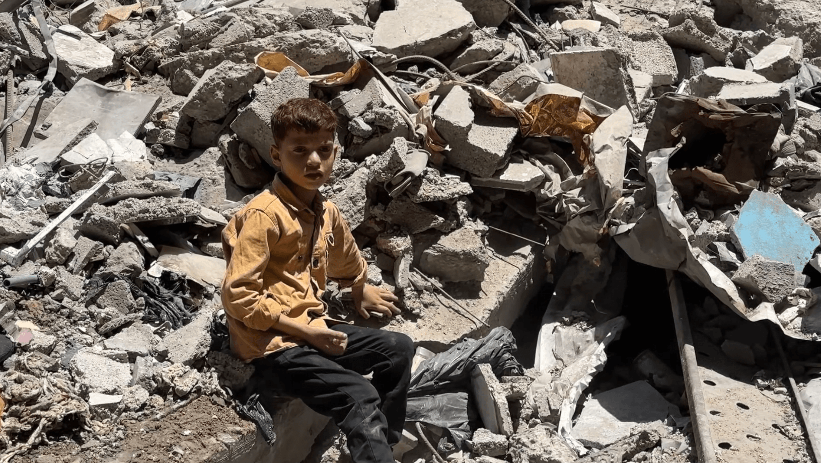طفل غزة الوحيد.. محمد سالم ينجو من الموت ويفقد كل شيء