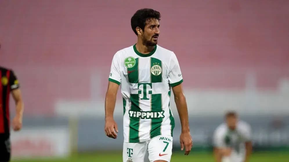 الأهلي المصري يتعاقد مع لاعب الوسط التونسي بن رمضان