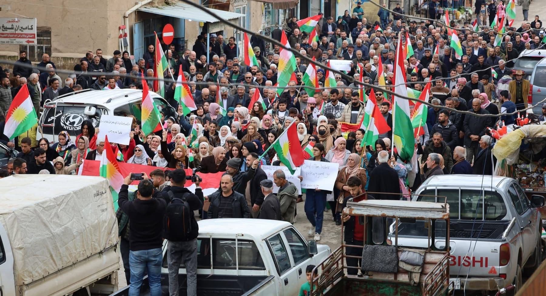 مظاهرة حاشدة في عامودا للتضامن مع إقليم كوردستان 