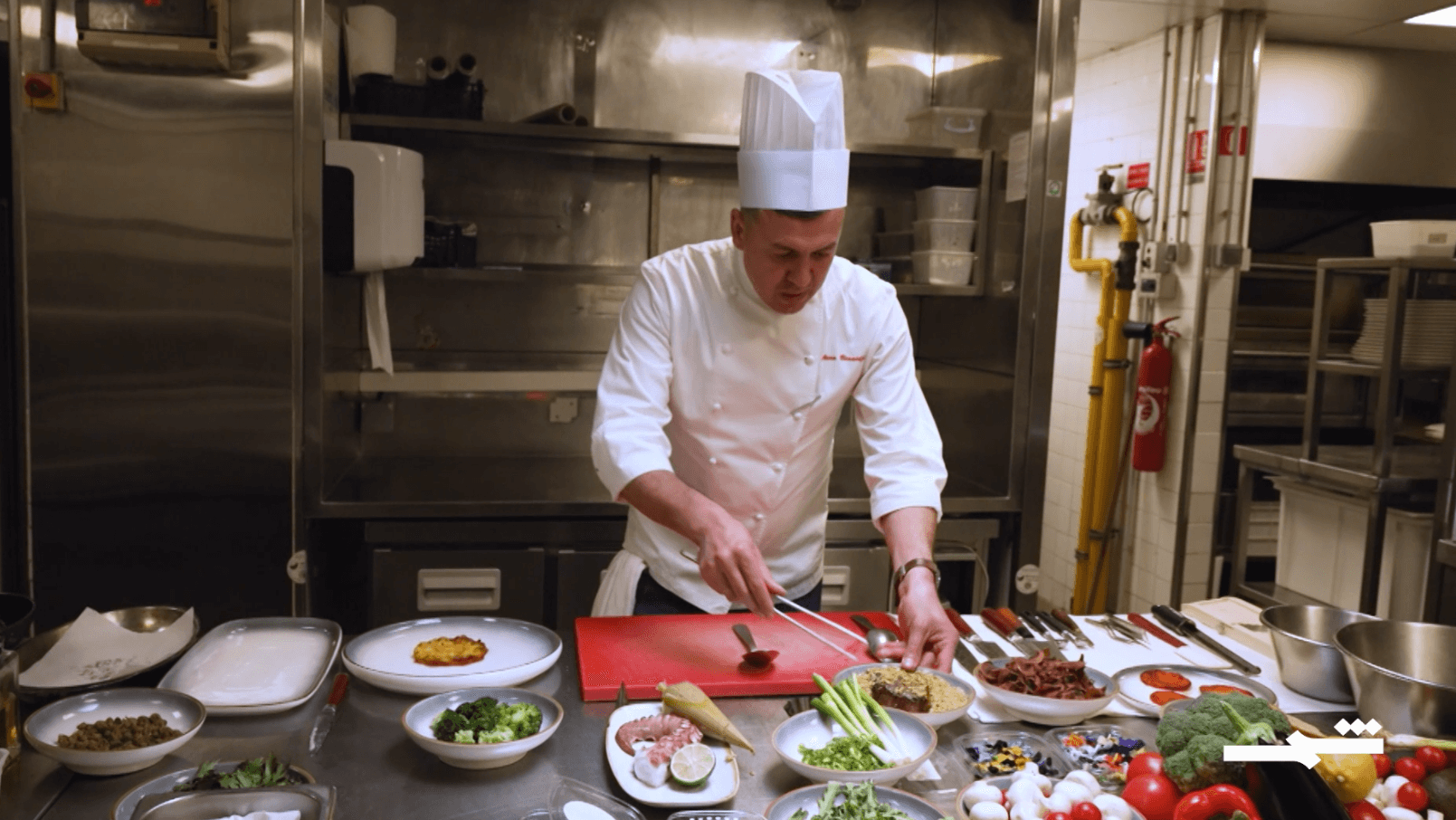 غربة | من بجاية إلى باريس.. عيسى بن يجر يحول الطموح إلى نجاح في أرقى مطابخ فرنسا