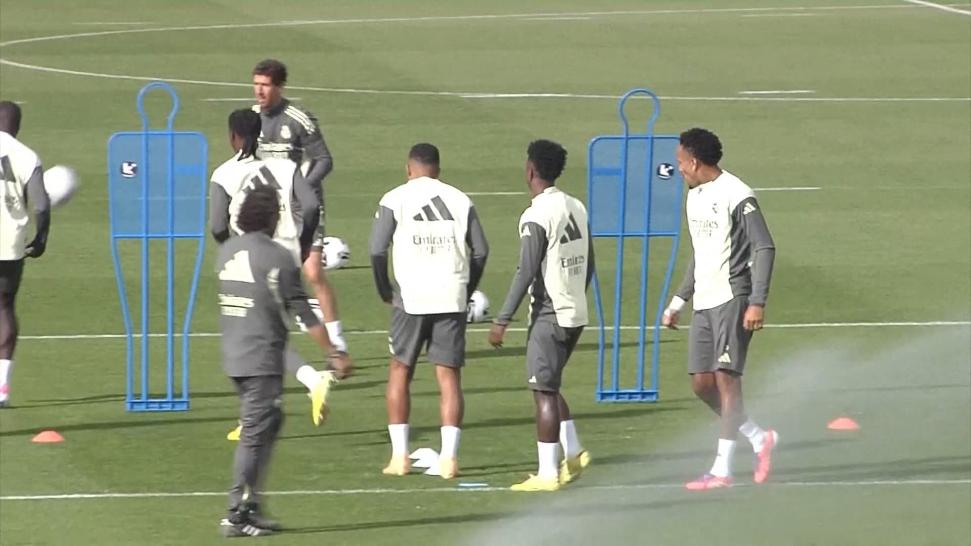 ريال مدريد يستعد لتحدي برشلونة في الكلاسيكو