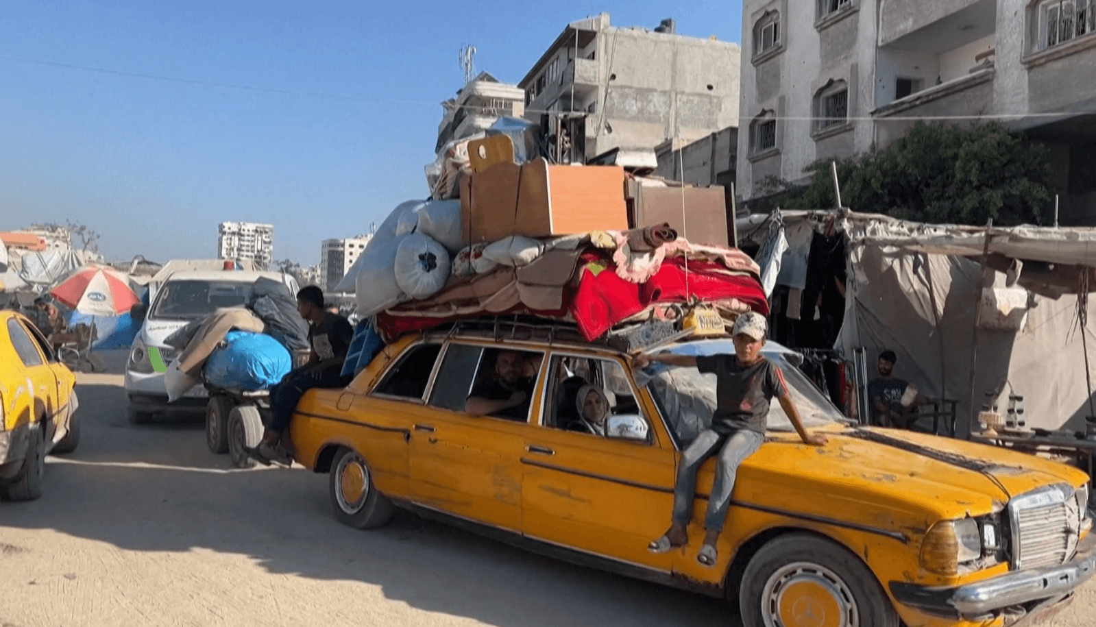 غزة على حافة الكارثة.. ملايين عالقون بين القصف والتهجير