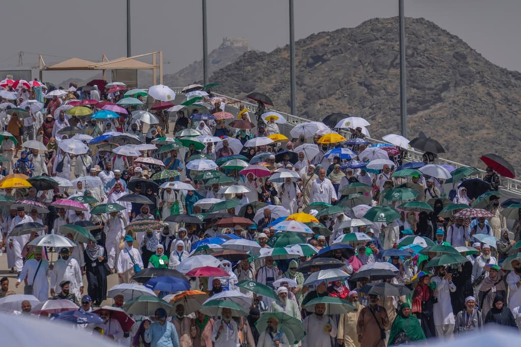 حجاج بيت الله يؤدون الوقوف بعرفة عشية العيد
