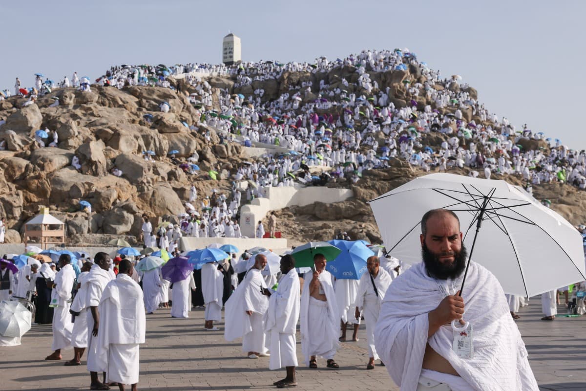 وسط تحذيرات من الحر... الحجاج يقفون على عرفات