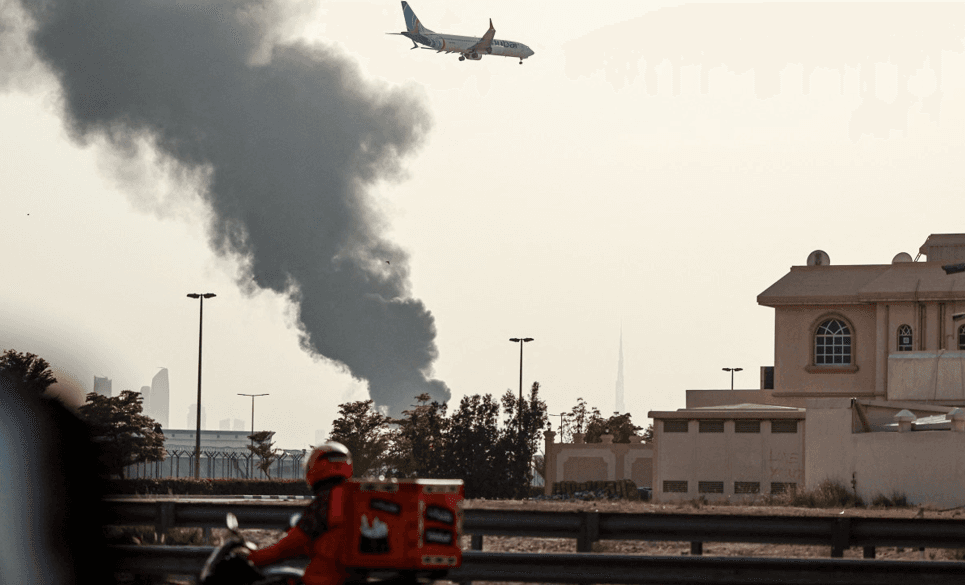 دوي انفجارات في دبي جراء اعتراضات جوية لصواريخ ومسيرات إيرانية