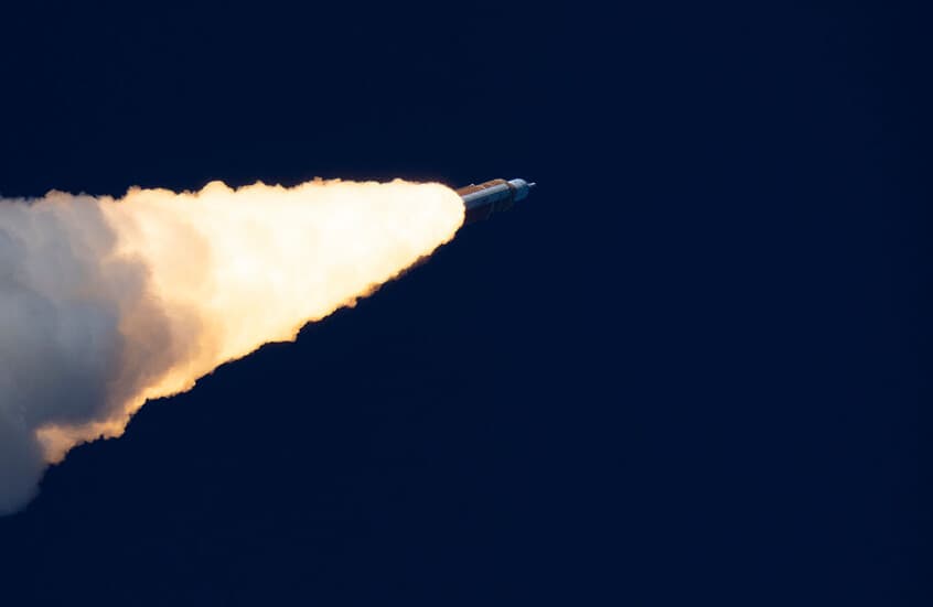 ركاب يوثقون مصادفة مذهلة لإطلاق صاروخ "أرتميس" من نافذة طائرة