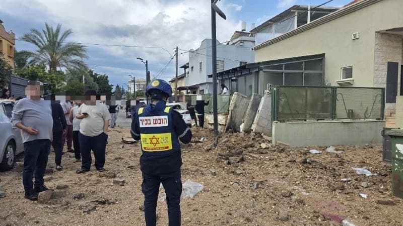 فيديو.. شظايا صواريخ إيرانية تضرب وسط إسرائيل