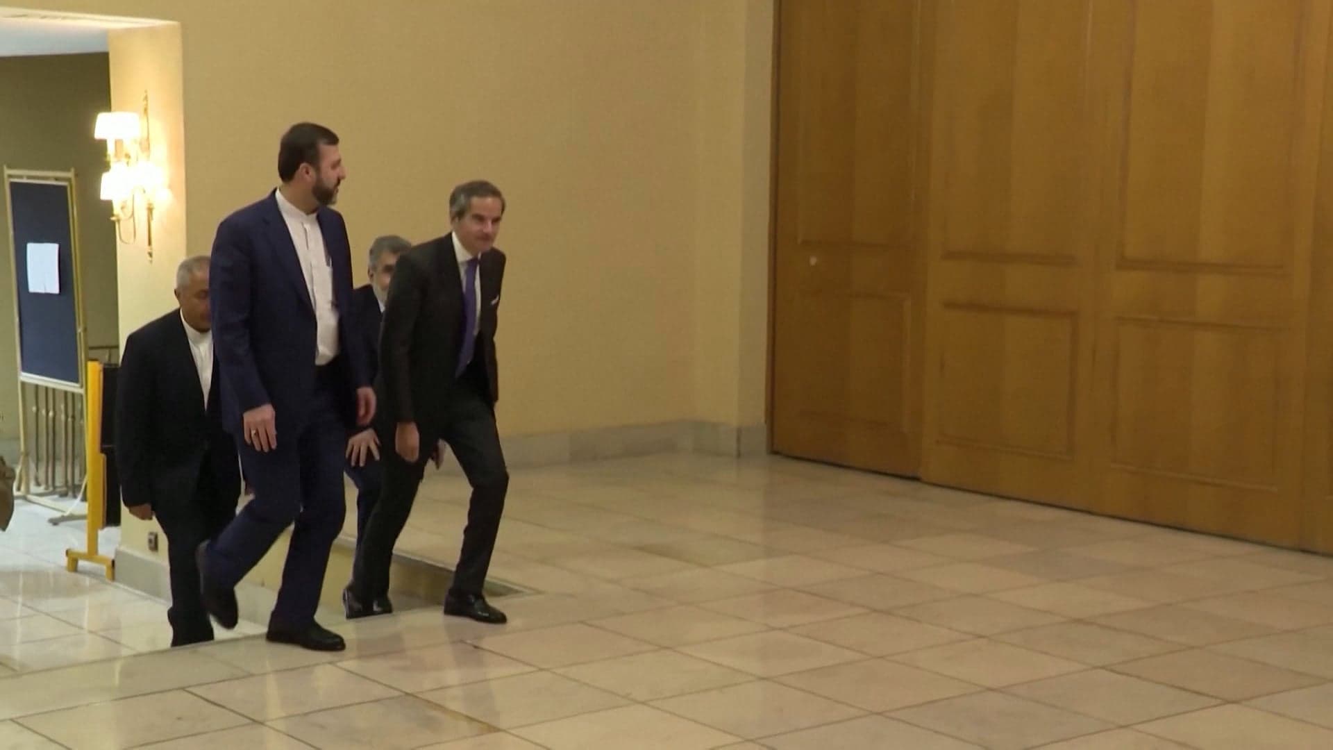 المرشد الإيراني يرفض التفاوض على البرنامج النووي