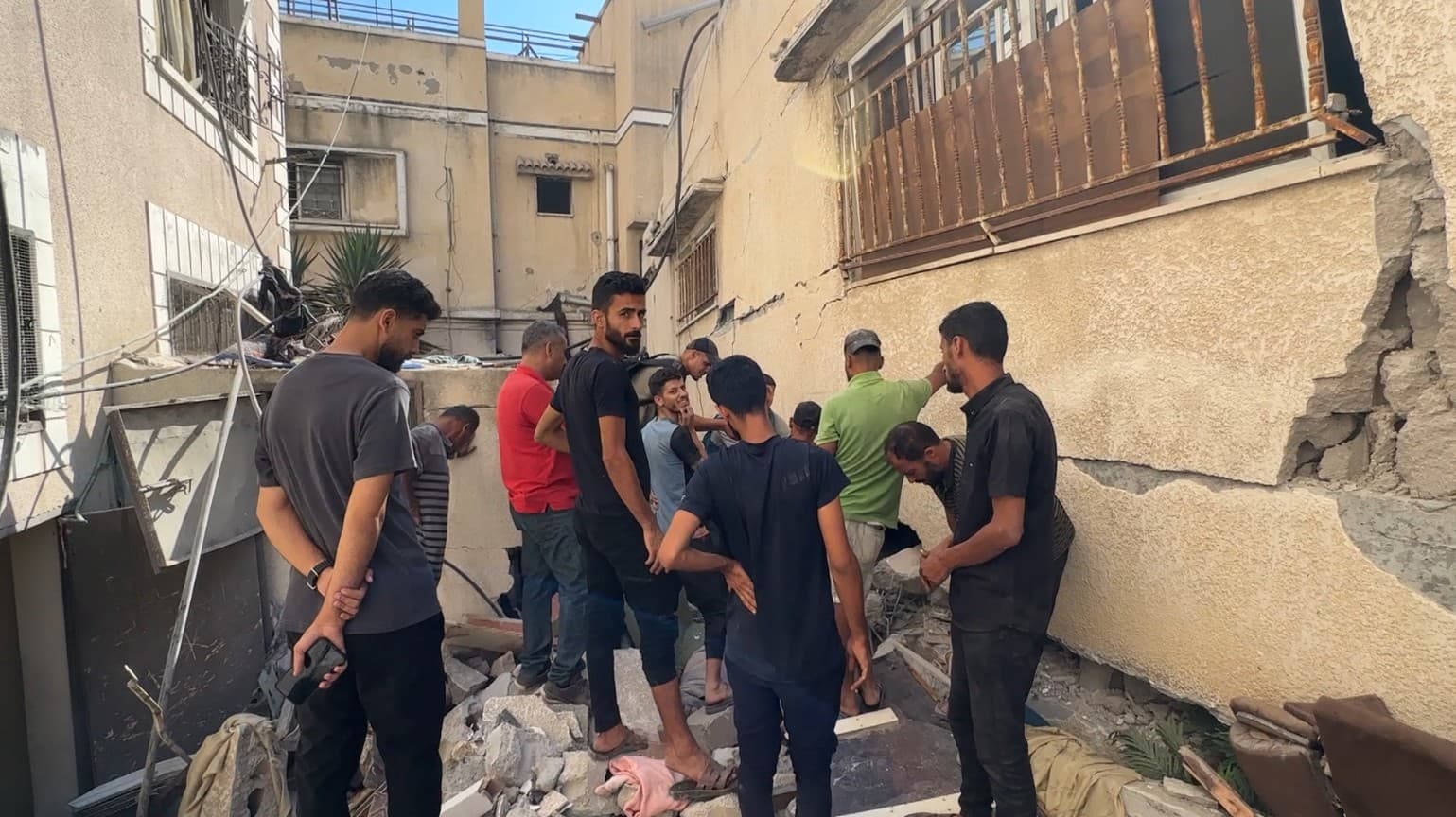 مقتل 16 من عائلة واحدة بقصف على الشيخ رضوان في غزة   