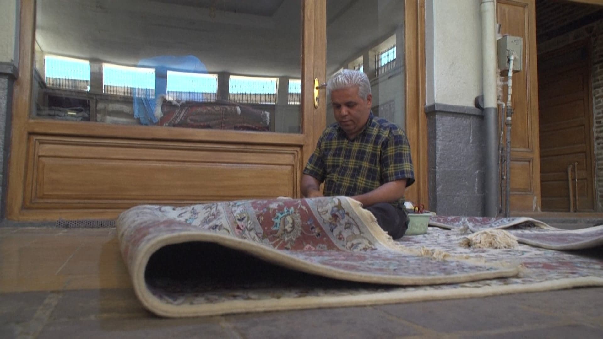 العقوبات تضغط على صناعة السجاد اليدوي في طهران