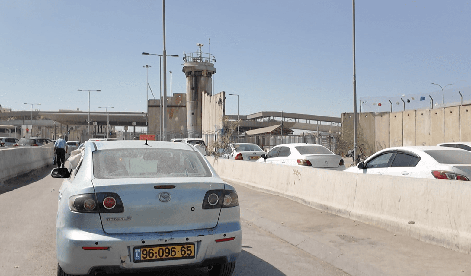 بوابات إسرائيلية تخنق الضفة الغربية وتعزل القرى