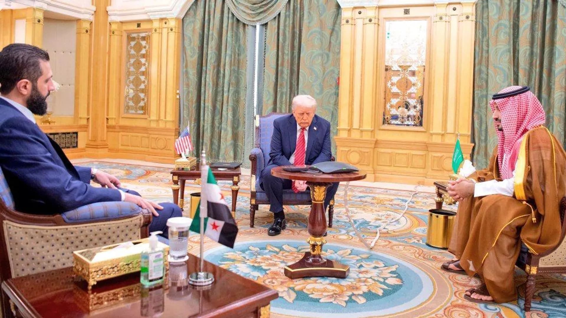 البيت الأبيض يكشف تفاصيل حوار ترامب والشرع... ماذا عن "داعش"؟   