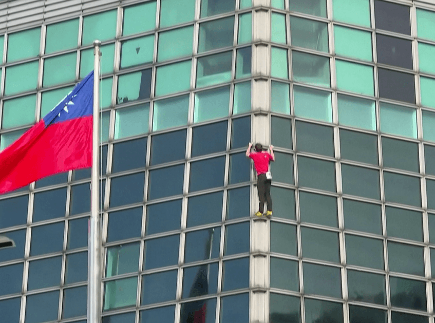 أميركي تسلق ناطحة سحاب بارتفاع يفوق 500 متر! (فيديو)