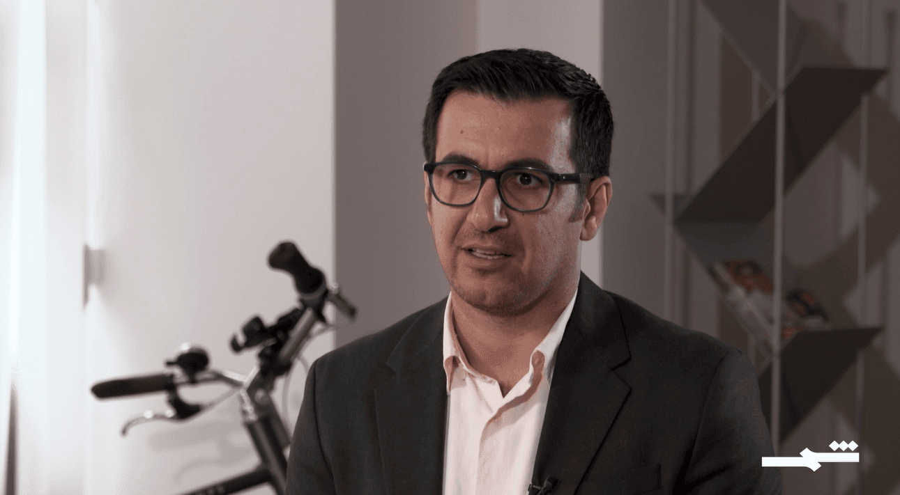 غربة | من قامشلي إلى برلين.. جيان عمر ورحلة العبور من الغربة إلى التأثير