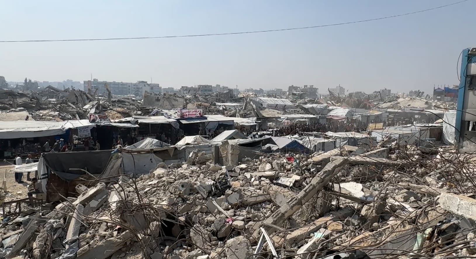 غزة.. قصف إسرائيلي يخرج مبنى تموين الأونروا عن الخدمة