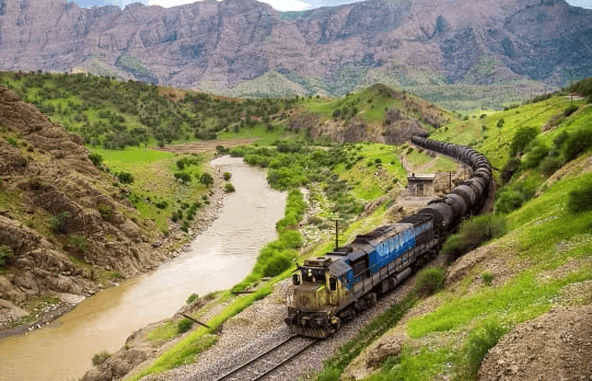 سكك الحديد في إيران.. شريان استراتيجي تحت التهديد