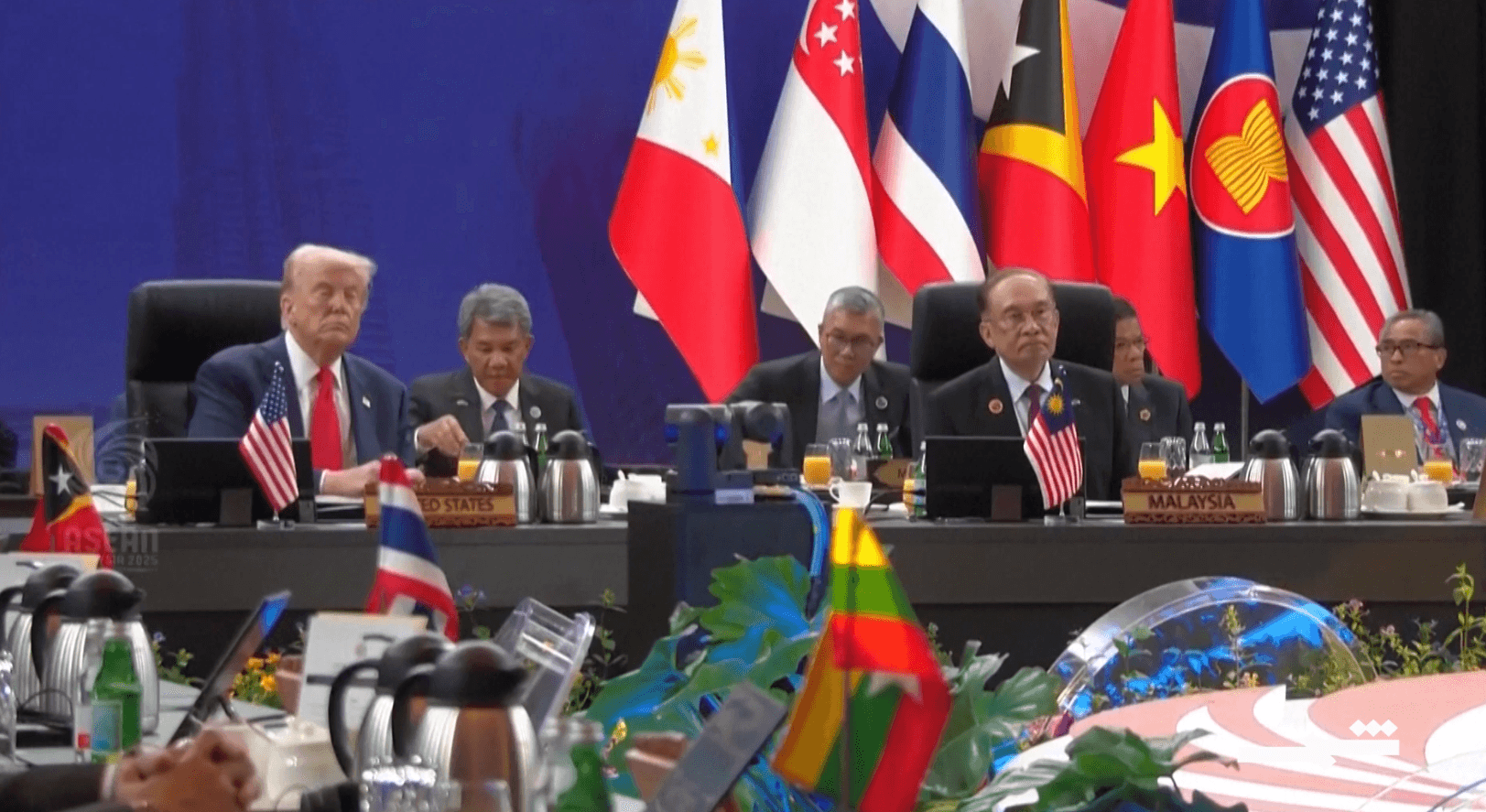 ترامب في طوكيو لإجراء محادثات تجارية وأمنية